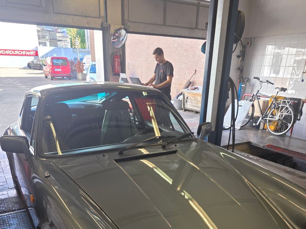 Oldtimer-Gutachten: Christian Rühlmann bei der Bewertung eines Porsche 911